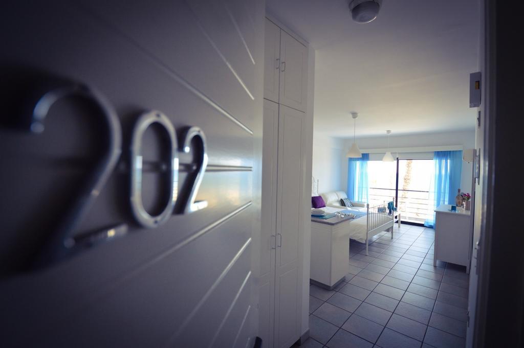Krasas Beach Apartment Rentals Larnaca Chambre photo